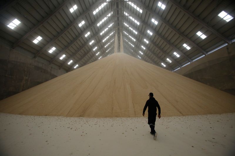 &copy; Reuters. Açúcar bruto armazenado em refinaria do Iraque.  REUTERS/Khalid al-Mousily