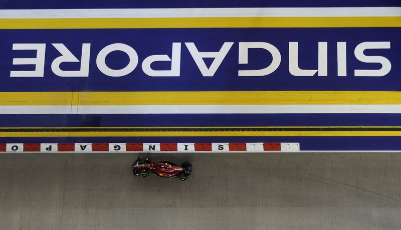 &copy; Reuters. O piloto da Ferrari Carlos Sainz em ação no circuito de Marina Bay em Cingapura.REUTERS/Edgar Su