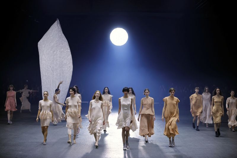 &copy; Reuters. Show em homenagem ao designer Issey Miyake, na Semana de Moda de Paris. REUTERS/Johanna Geron