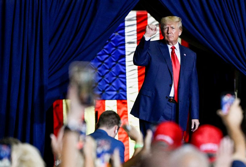 &copy; Reuters. FILE PHOTO: Former U.S. president Donald Trump holds a rally in Youngstown, Ohio, U.S., September 17, 2022.  REUTERS/Gaelen Morse/File Photo