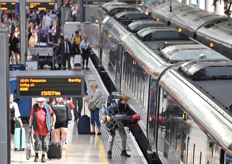 &copy; Reuters. FILE PHOTO: Passengers board a train bound for the west of England, ahead of a planned national strike by rail workers, at Paddington Station, in London, Britain, June 20, 2022. REUTERS/Toby Melville/File Photo