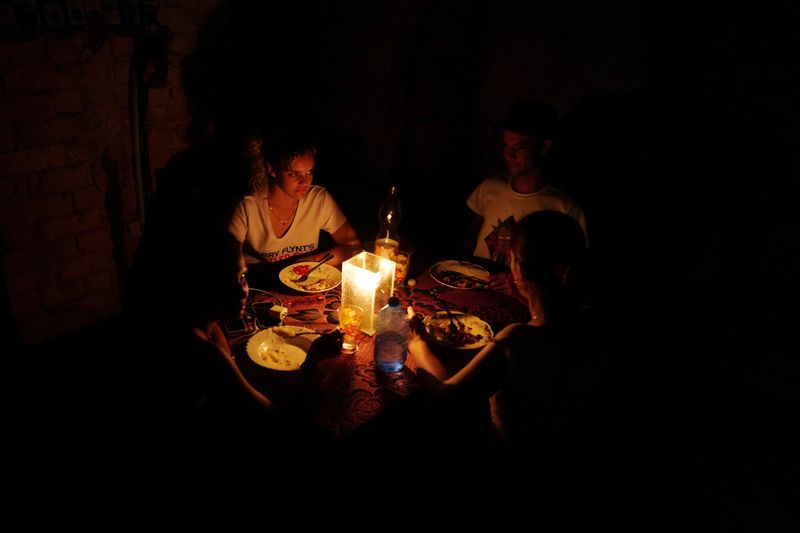 © Reuters. Una familia cena durante apagón tras el huracán Ian en La Habana, Cuba, el 28 de septiembre2022. REUTERS/Alexandre Meneghini