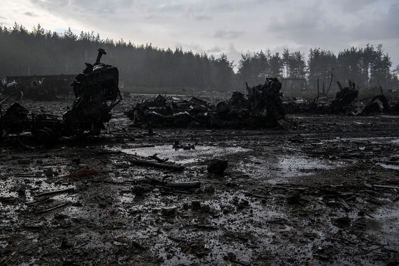 © Reuters. FILE PHOTO - The wreckages of Russian fighting vehicles destroyed by the Ukrainian Armed Forces during a counteroffensive operation, amid Russia's attack on Ukraine, are seen near the town of Izium, Kharkiv region, Ukraine September 30, 2022. REUTERS/Vladyslav Musiienko