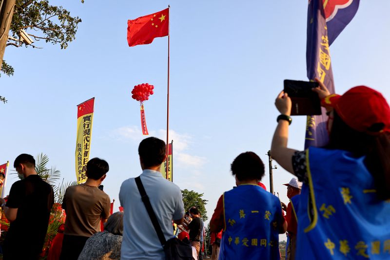 تايوانيون يرفعون علم الصين وآخرون يحرقونه في عيدها الوطني