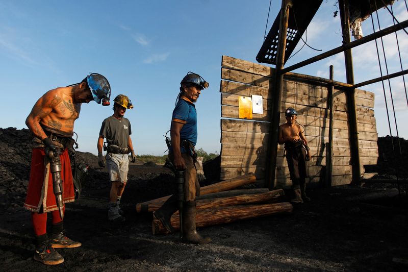 © Reuters. Mineros esperan para bajar a una mina de carbón en Sabinas, Mexico, 23 de agosto REUTERS/Daniel Becerril     