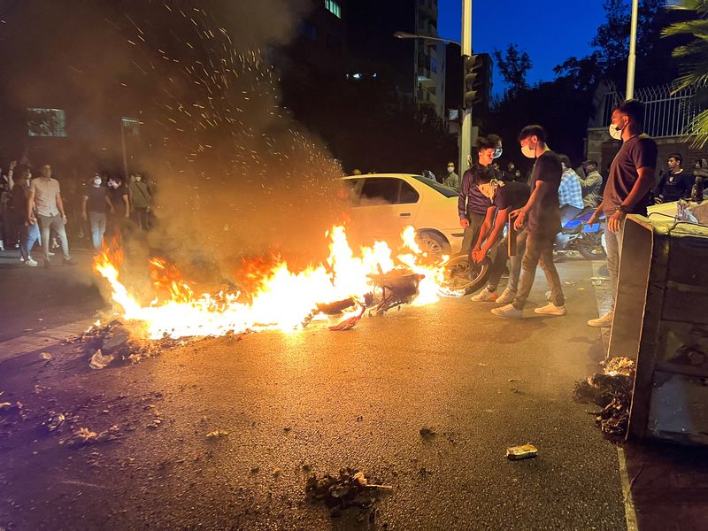 &copy; Reuters. FILE PHOTO: A police motorcycle burns during a protest over the death of Mahsa Amini, a woman who died after being arrested by the Islamic republic's "morality police", in Tehran, Iran September 19, 2022. WANA (West Asia News Agency) via REUTERS 