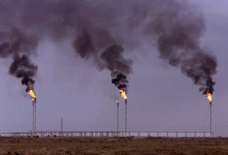 &copy; Reuters. ثلاث مداخن تقذف ألسنة اللهب وأعمدة الدخان من معمل لتكرير النفط في البصرة جنوبي العراق في صورة من أرشيف رويترز 