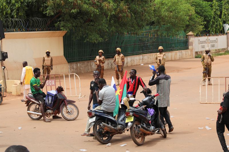 © Reuters. Des soldats bloquent la route pour arrêter l'avancée des manifestants contre le chef de la junte Paul-Henri Damiba, dans une rue de Ouagadougou, au Burkina Faso. /Photo prise le 30 septembre 2022/REUTERS/Vincent Bado
