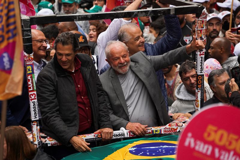 © Reuters. Expresidente de Brasil y candidato presidencial Luiz Inacio Lula da Silva lidera una marcha silenciosa, en Sao Paulo, Brasil, 1 octubre 2022. REUTERS/Mariana Greif