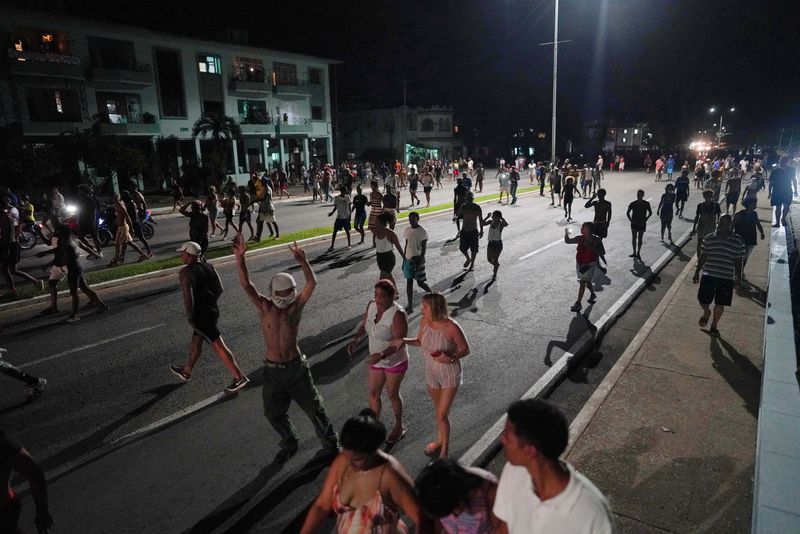 &copy; Reuters. Pessoas saem às ruas em protesto durante um apagão após o furacão Ian em Havana, Cuba, 30 de setembro de 2022 REUTERS/Alexandre Meneghini
