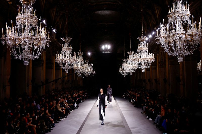 &copy; Reuters. FOTO DE ARQUIVO: Modelos apresentam criações do estilista Yohji Yamamoto como parte de seu desfile da coleção de prêt-à-porter feminino primavera-verão 2023 durante a Paris Fashion Week, França, em 30 de setembro de 2022. REUTERS/Christian Hartman