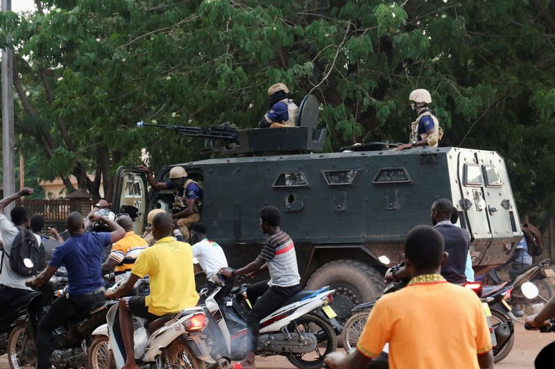 © Reuters. جنود موالون للقائد العسكري الجديد لبوركينا فاسو  يقفون داخل مركبة مدرعة في العاصمة واجادوجو  يوم السبت. تصوير : فنسنت بادو- رويترز .  