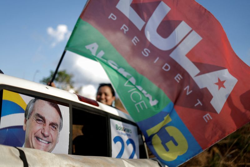 &copy; Reuters. Apoiadora de Lula com bandeira durante carreata de apoio a Bolsonaro em Brasília
01/10/2022
REUTERS/Ueslei Marcelino