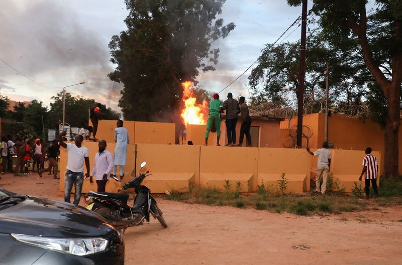 إطلاق نار وارتباك يسودان بوركينا فاسو بعد يوم من الانقلاب