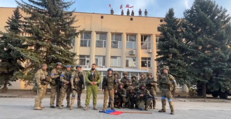 &copy; Reuters. جنود أوكرانيون يدلون ببيان أمام مبنى مجلس البلدية في ليمان بأوكرانيا في صورة مأخوذة من مقطع مصور على مواقع التواصل الاجتماعي يوم السبت. صور