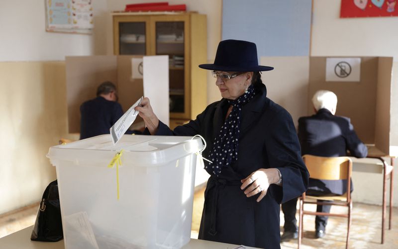 © Reuters. امرأة تدلي بصوتها خلال الانتخابات الرئاسية والبرلمانية في مركز اقتراع في مدرسة في ليفنو في البوسنة يوم الأحد. تصوير: دادو روفيتش - رويترز.
