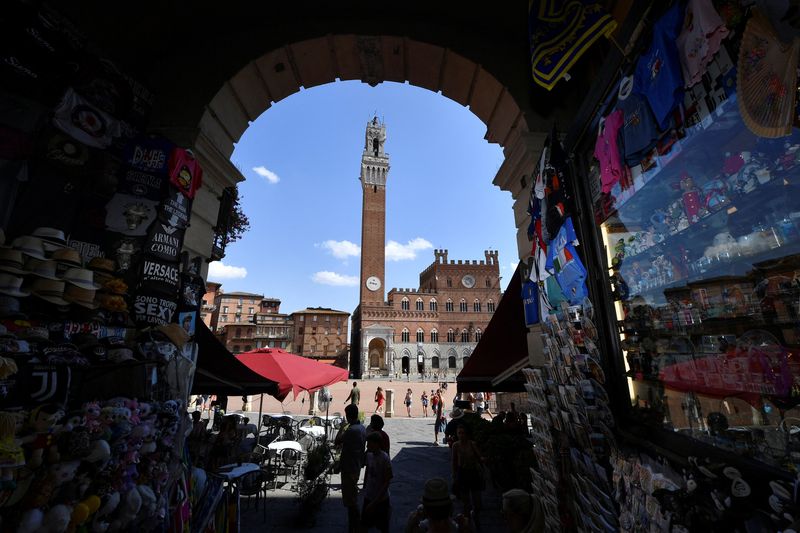 © Reuters. FILE PHOTO: General view of Piazza del Campo, in the small Tuscan town of Siena, home to the oldest bank in the world, the Monte dei Paschi di Siena, August 11, 2021. REUTERS/Jennifer Lorenzini/File Photo