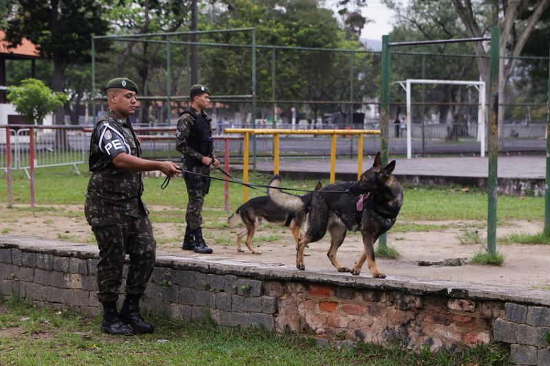 &copy; Reuters. Militares com cães varejadores do lado de fora do local de votação do presidente Jair Bolsonaro, no Rio de Janeiro
02/10/2022
REUTERS/Ricardo Moraes