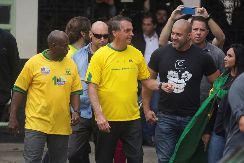 &copy; Reuters. Presidente Jair Bolsonaro do lado de fora de local de votação no Rio de Janeiro
02/10/2022
REUTERS/Ricardo Moraes