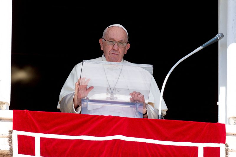 &copy; Reuters. البابا فرنسيس يقود صلاة بالفاتيكان يوم الأحد. هذه الصورة حصلت عليها رويترز من الفاتيكان.