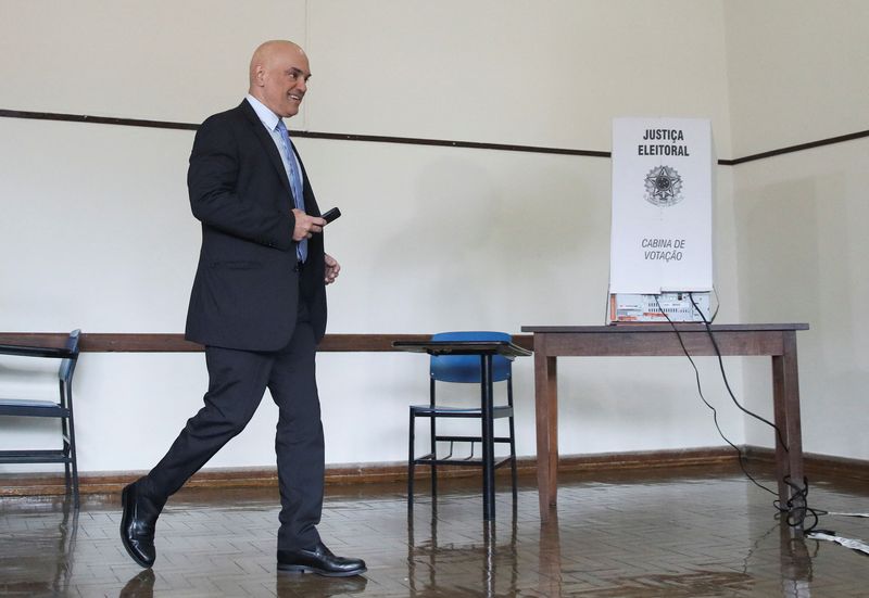 &copy; Reuters. Presidente do Tribunal Superior Eleitoral (TSE) e Ministro do Supremo Tribunal Federal Alexandre de Moraes chega para votar em São Paulo,
02/10/2022
REUTERS/Suamy Beydoun 