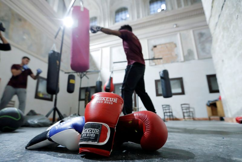 &copy; Reuters. FOTO DE ARQUIVO: Luvas de boxe no chão durante aula de boxe 
13/11/2019
REUTERS/Remo Casilli