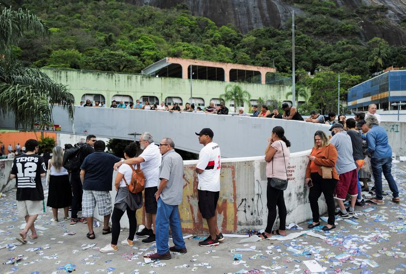 © Reuters. Fila de eleitores para votar em seção na Rocinha, no Rio de Janeiro
02/10/2022
REUTERS/Lucas Landau