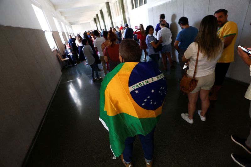 &copy; Reuters. Citizens of Brazil wait in line to cast their vote in their country's election, in Lisbon, Portugal, October 2, 2022. REUTERS/Pedro Nunes