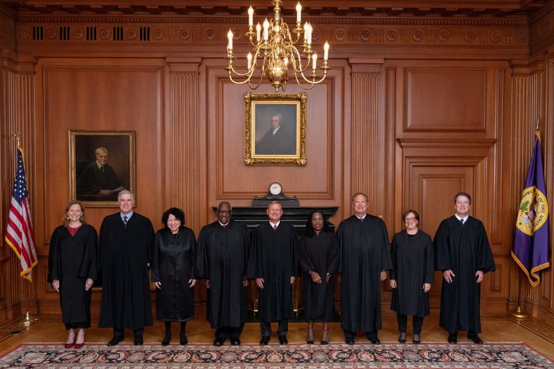 &copy; Reuters. FOTO DE ARQUIVO: Cerimônia de posse do juiz Ketanji Brown Jackson é realizada na Suprema Corte em Washington, EUA. 30 de setembro de 2022. Handout via REUTERS