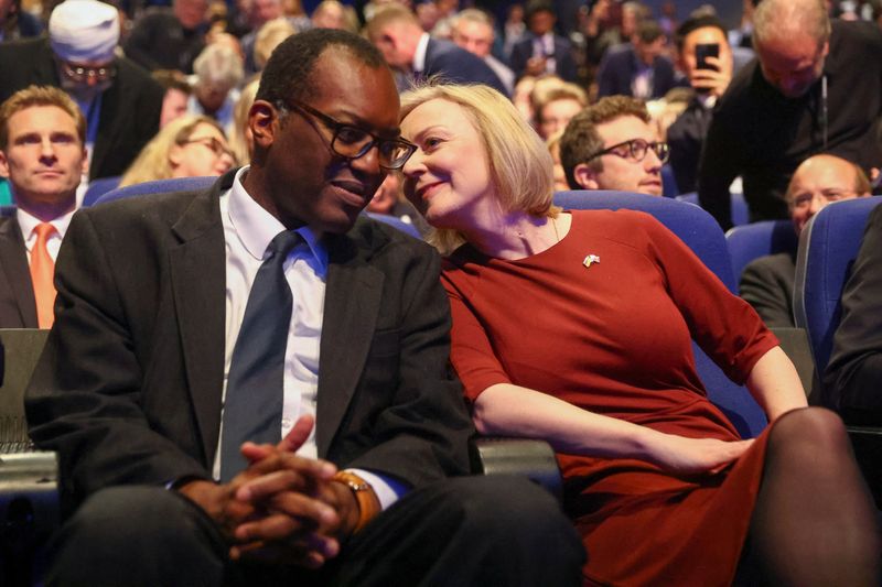 © Reuters. British Prime Minister Liz Truss and Chancellor of the Exchequer Kwasi Kwarteng attend the annual Conservative Party conference in Birmingham, Britain, October 2, 2022. REUTERS/Hannah McKay