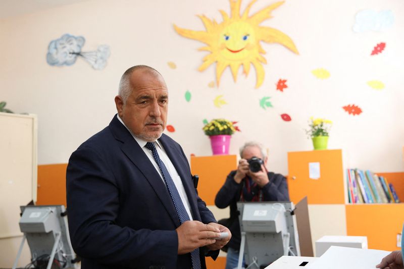 © Reuters. Boyko Borissov, leader of the centre-right GERB party, votes during a general election, at a polling station in Sofia, Bulgaria, October 2, 2022. REUTERS/Spasiyana Sergieva