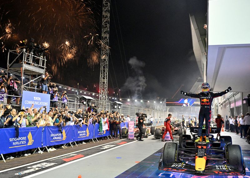 &copy; Reuters. سيرجيو بيريز سائق رد بول يحتفل بفوزه بسباق جائزة سنغافورة الكبرى ببطولة العالم لسباقات فورمولا 1 للسيارات يوم الأحد. تصوير: كارولين تشيا - رو