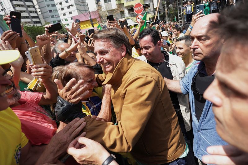 &copy; Reuters. Bolsonaro cumprimenta apoiadores em Divinópolis
23/09/2022
REUTERS/Cristiane Mattos