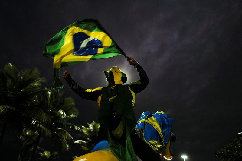 © Reuters. A supporter of Brazil's President Jair Bolsonaro reacts while gathering with fellow supporters outside Bolsonaro's home, in Rio de Janeiro, Brazil October 2, 2022.   REUTERS/Lucas Landau