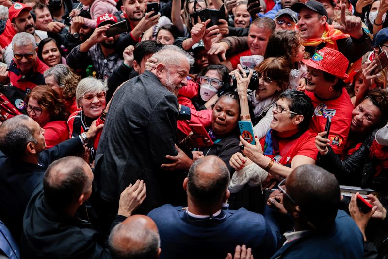 &copy; Reuters. Lula cumprimenta apoiadores em Curitiba
17/09/2022
REUTERS/Ueslei Marcelino