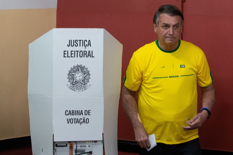© Reuters. الرئيس البرازيلي جايير بولسونارو أثناء الإدلاء بصوته في ريو دي جانيرو  في انتخابات الرئاسة التي جرت يوم الأحد. صورة لرويترز .   