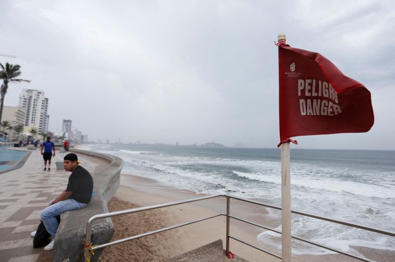 © Reuters. A red flag warns of dangerous conditions at a closed beach on the seafront as Hurricane Orlene approaches the Pacific beach resort of Mazatlan, state of Sinaloa, Mexico October 2, 2022. REUTERS/Eduardo Resendis 