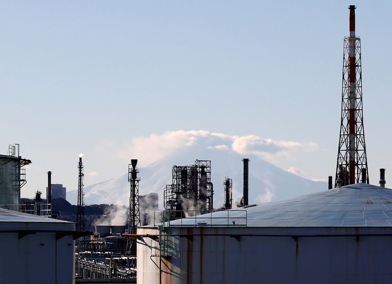 © Reuters. FILE PHOTO: A factory area is seen in front of Mount Fuji in Yokohama, Japan, January 16, 2017. REUTERS/Kim Kyung-Hoon/File Photo