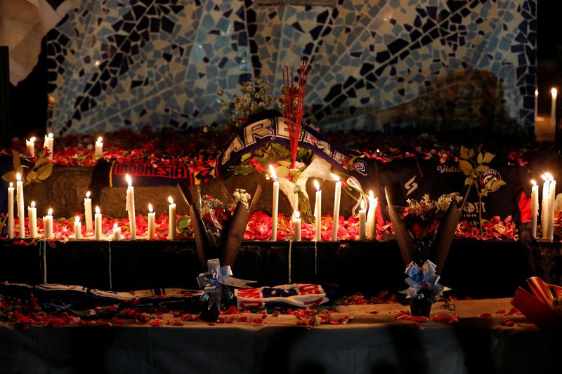 &copy; Reuters. Candles, petals, and incenses placed by Arema FC supporters are seen during a vigil to pay condolence to the victims of a riot and stampede following a soccer match between Arema FC and Persebaya Surabaya teams, outside the Kanjuruhan Stadium, in Malang, 