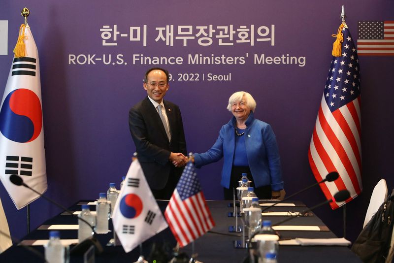 © Reuters. 韓国の企画財政省は１日、金融市場の安定化に必要があれば、流動性ファシリティーを実行に移すことで米政府と合意したと発表した。写真は韓国の秋慶鎬（チュ・ギョンホ）副総理兼企画財政部長官（左）とイエレン財務長官。７月１９日、ソウルで撮影。代表撮影（２０２２年　ロイター）
