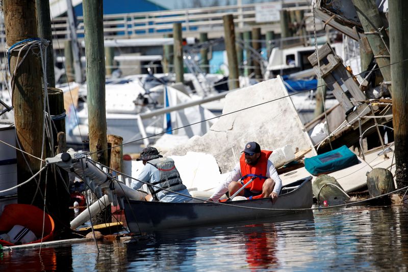 &copy; Reuters. 米南部フロリダ州や南東部ノースカロライナ、サウスカロライナ両州に被害をもたらした大型ハリケーン「イアン」による死者は、２日時点で少なくとも８５人に上った。写真は１０月１日