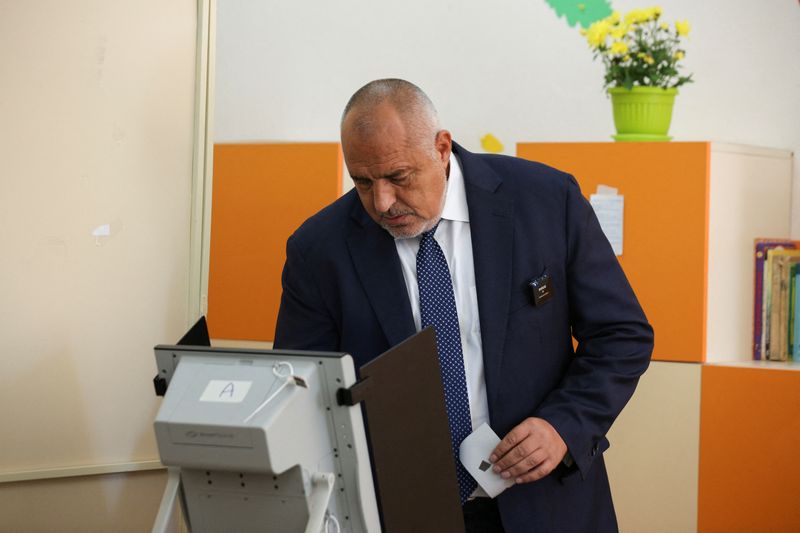 &copy; Reuters. بويكو بوريسوف رئيس وزراء  بلغاريا السابق وزعيم حزب (مواطنون من أجل التنمية الأوروبية في بلغاريا) يدلي بصوته في الانتخابات العامة التي جرت في