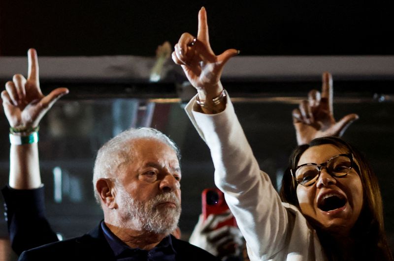 Brésil/Présidentielle: Lula de peu devant Bolsonaro, second tour le 30/10