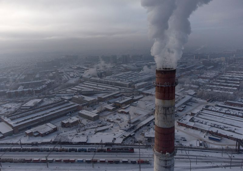 &copy; Reuters. FILE PHOTO: Smoke billows from a chimney in an industrial area on a frosty day in the city of Omsk, Russia January 23, 2022. Picture taken with a drone. REUTERS/Alexey Malgavko