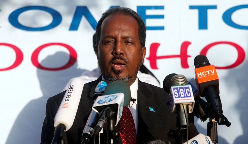 &copy; Reuters. الرئيس الصومالي حسن شيخ محمود يتحدث في مؤترم صحفي في مقديشو بصورة من أرشيف رويترز.
