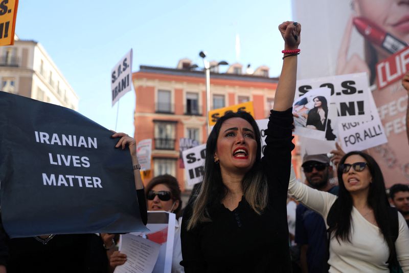 &copy; Reuters. FOTO DE ARCHIVO: Manifestantes se reúnen en apoyo a las mujeres iraníes y contra la muerte de Mahsa Amini en la Plaza del Callao en Madrid, España, 1 de octubre de 2022. REUTERS/Isabel Infantes