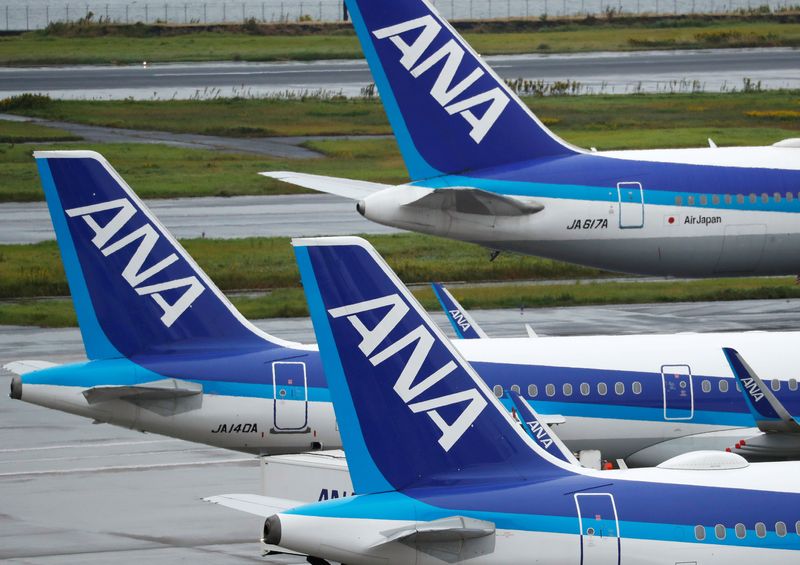 &copy; Reuters.  ９月３日、 ＡＮＡホールディングス傘下の全日本空輸（ＡＮＡ）は、機体の空気抵抗を抑えられるサメ肌状の表面を施したフィルムを使い、脱炭素化と燃費改善に向けた取り組みを行うと