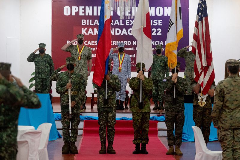 &copy; Reuters. أفراد من البحرية الفلبينية واليابانية والكورية الجنوبية والأمريكية يحملون الأعلام الوطنية خلال حفل بدء التدريبات العسكرية المشتركة في مق