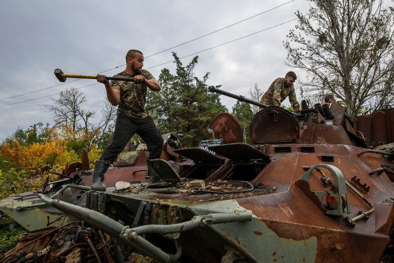 &copy; Reuters.  １０月３日、ウクライナ南部ヘルソン州にロシアが設置した行政機関のトップは、ウクライナ軍が同州で進軍して一部の集落を制圧したと述べた。写真は２日、イジュームで、ロシア部隊