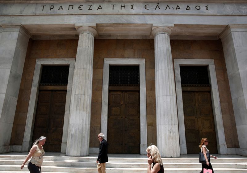 &copy; Reuters. FILE PHOTO: People make their way in front of the Bank of Greece in Athens June 11, 2014. REUTERS/Yorgos Karahalis/File Photo